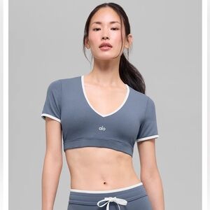 NWT Alo airbrush race pace short sleeve in bluestone and white